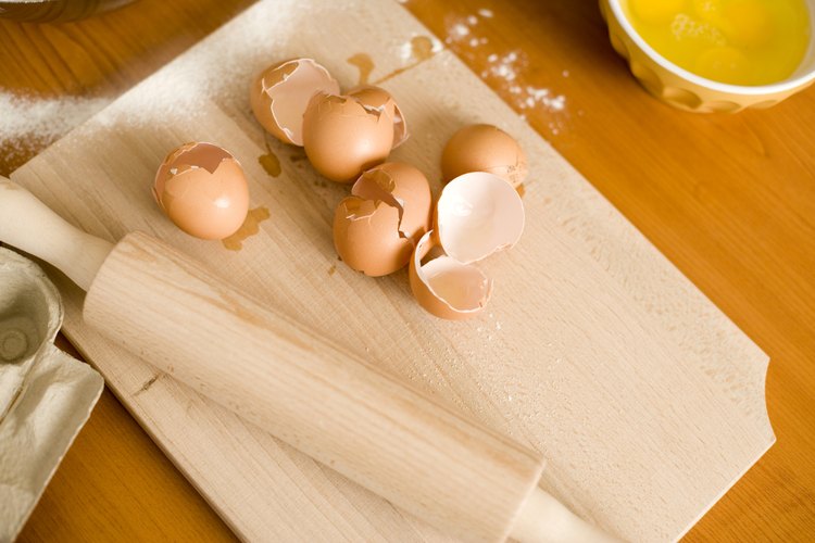 Los cascarones de huevo pueden parecer frágiles y quebradizos, pero pueden sostener una increíble cantidad de peso.