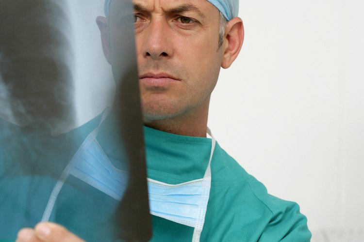 Si tienes dolor crónico de rodilla, tu médico puede ordenar una radiografía debido a que las imágenes recogen los cambios degenerativos como la artrosis.