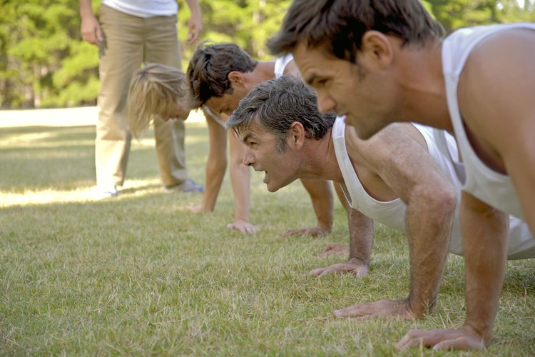 Las flexiones pueden jercitar tus hombros y brazos, junto con tu pecho.