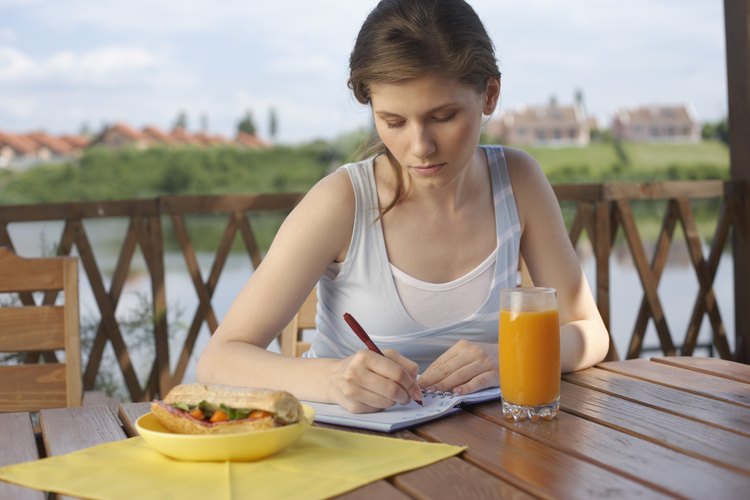 Registra los alimentos y calorías que consumes en un diario.