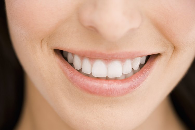 El cepillado puede ayudar a blanquear tus dientes.