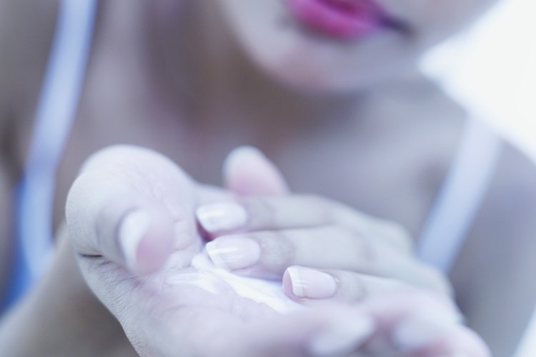 La piel seca puede desarrollar grietas y escamas.