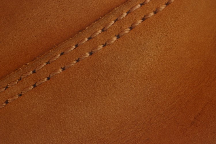 Las costuras de una cartera Chanel original son uniformes.