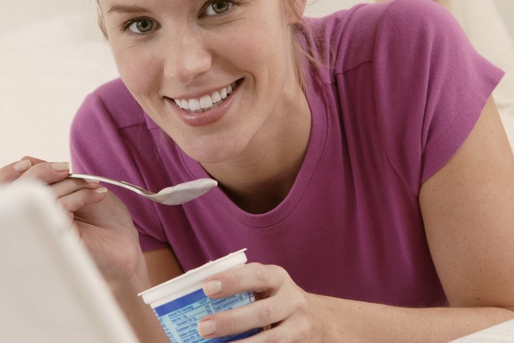La proteína del yogur puede ayudar a aumentar las calorías que quemas.
