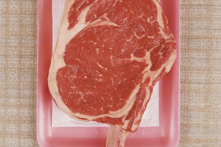 La carne roja no es la única fuente de proteínas; también se encuentran en los frijoles, nueces y semillas.