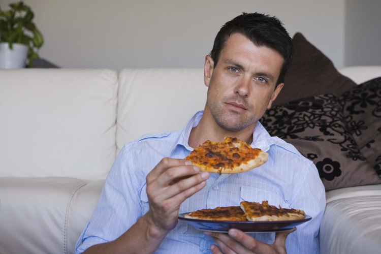 Una rebanada de pizza contiene al menos 200 calorías.