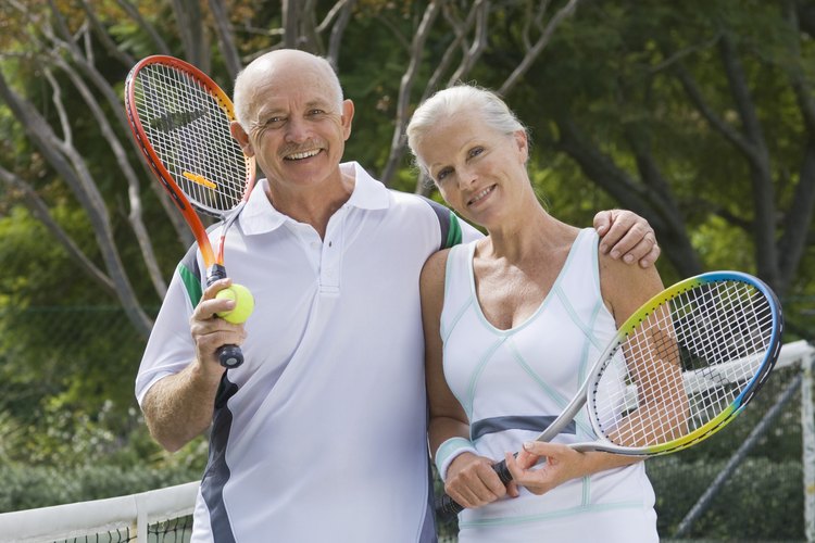 El tenis es una actividad en pareja divertida.