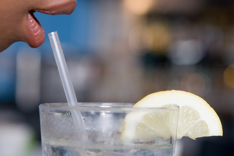 La limonada o el agua de limón alivia la indigestión ácida.