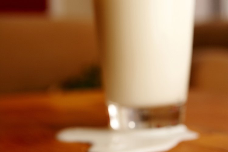 La leche proporciona calcio, potasio, fosfatos, magnesio y sodio.
