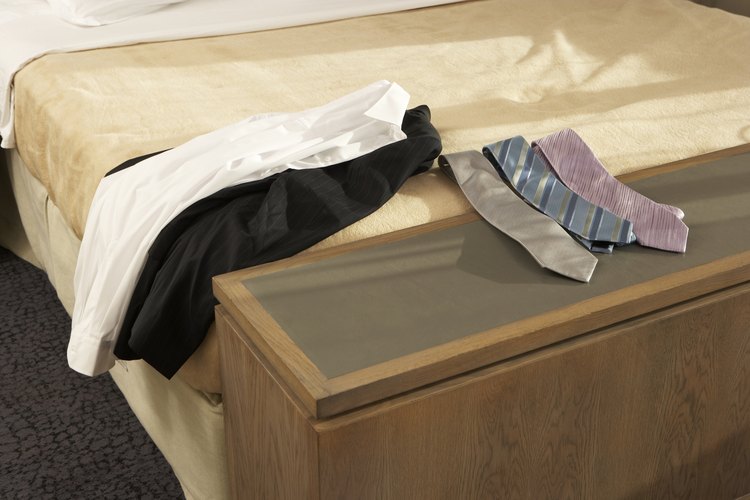 Empacar correctamente una corbata mantendrá la tela lisa e intacta durante el viaje.