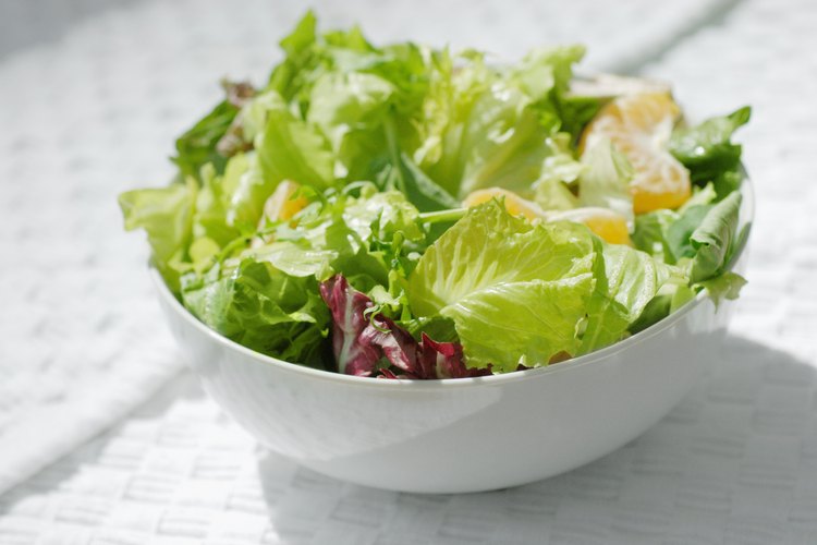 Comer ensalada en la cena también ayudará a las adolescentes a sentirse llenas y no comerán en exceso.