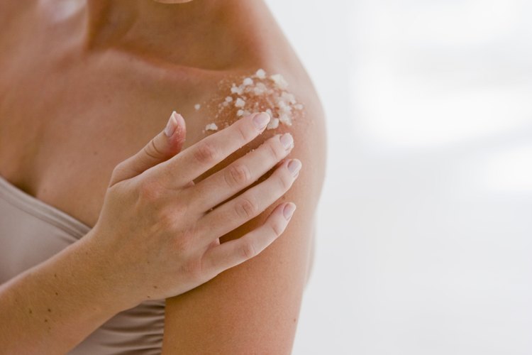 Un exfoliante natural hecho en casa de vitamina E es barato y fácil de usar.
