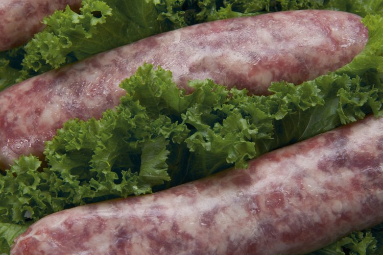 Pre-hervir los chorizos facilita la cocción, y la hace más segura.