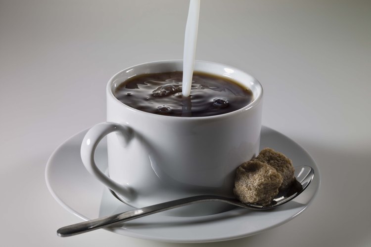 La cafeína puede gatillar palpitaciones del corazón.