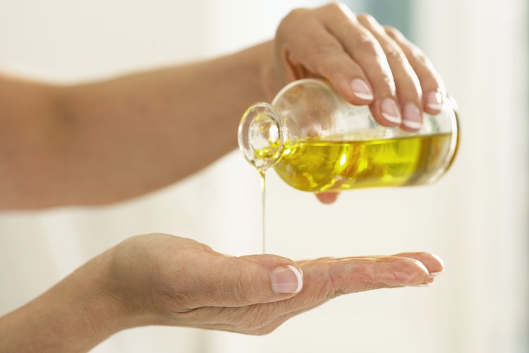 Aceite vertido en la palma de la mano.