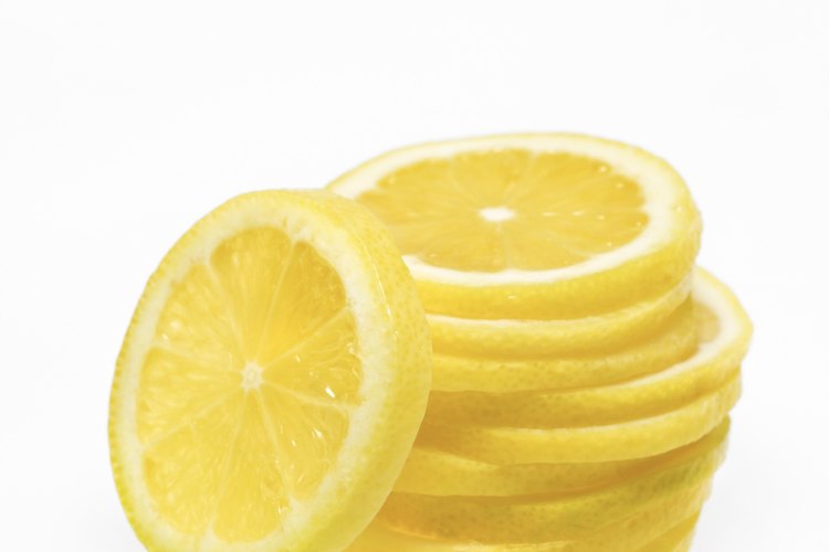Si quieres dar un poco de sabor a tu agua, añade una rodaja de limón o lima o un pequeño chorrito de jugo de frutas.