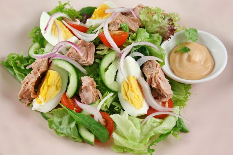 Una deliciosa ensalada de atún y huevo.