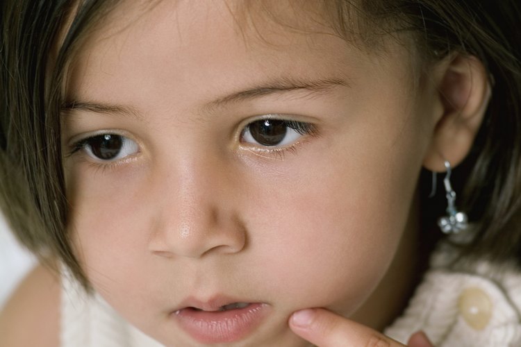 Retira los pendientes de las orejas de tu hija de la forma más cuidadosa posible para minimizar los riesgos de lesión o infección.