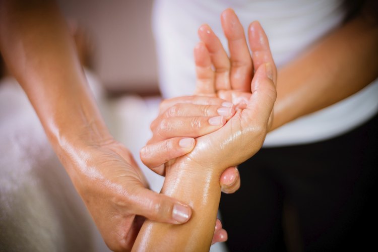 Hand Massage Benefits and How to Give Your Hands a Great Massage