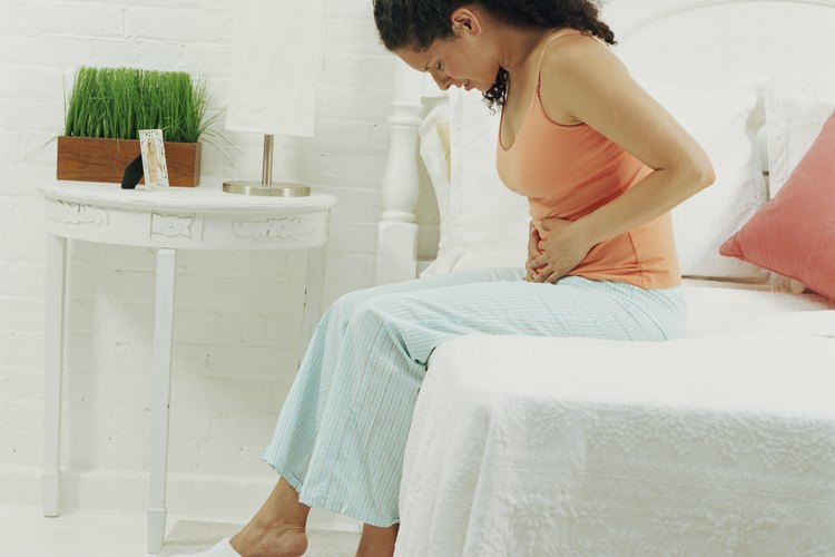 La atrofia (desintegración de células y tejidos) causa la inflamación-sequedad y adelgazamiento de la mucosa del tejido en la pared vaginal.