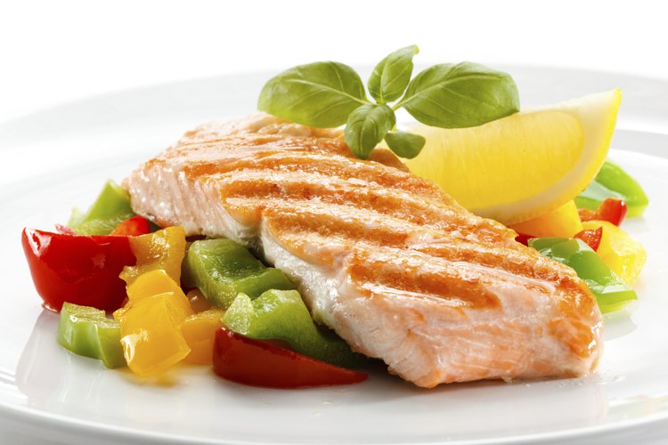 La vitamina A se encuentra en vegetales verdes y salmón.