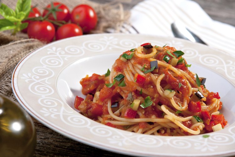 Espaguetis con salsa de tomate.