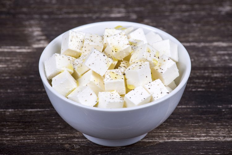 Tazón de queso feta en cubos.