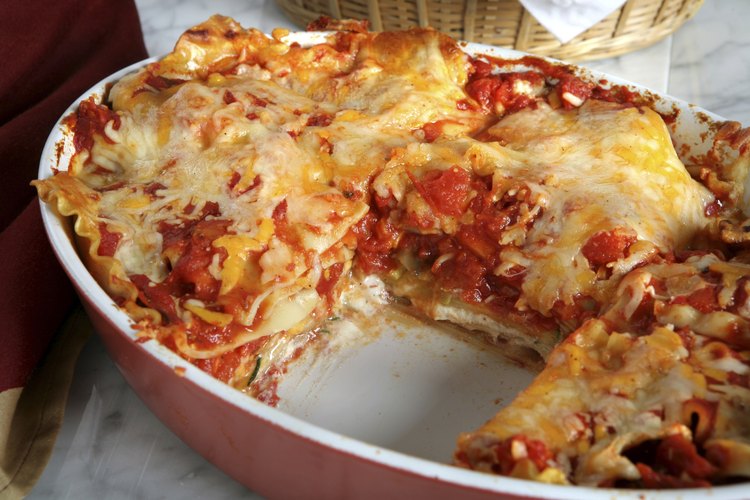 Plato de lasaña horneado.