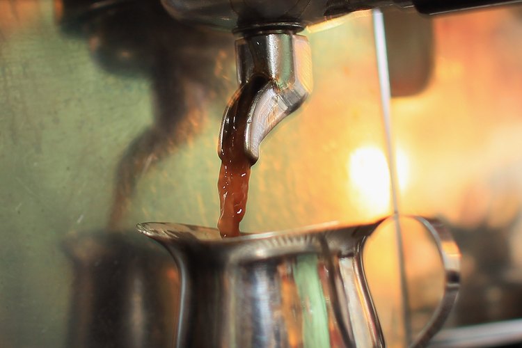 El consumo excesivo de café o de bebidas suaves con cafeína puede ser peligroso.