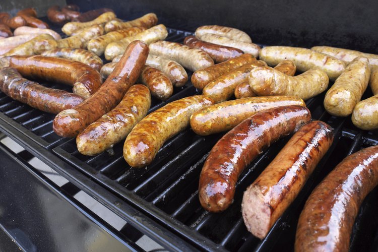 Unas salchichas asándose a la parrilla.