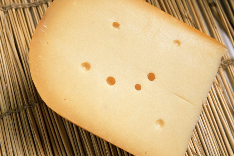 El Gouda contiene beneficioso calcio, pero también es alto en calorías.