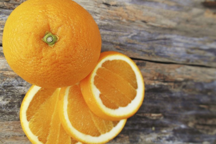 Los alimentos que son ricos en vitamina C, como las naranjas, pueden ayudarte a perder peso.