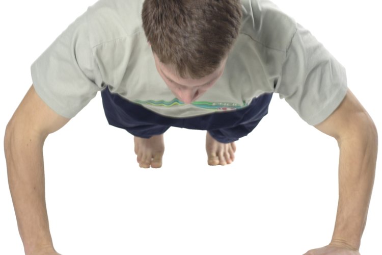 Puedes incrementar tu fuerza muscular en cualquier lugar realizando flexiones de brazos.