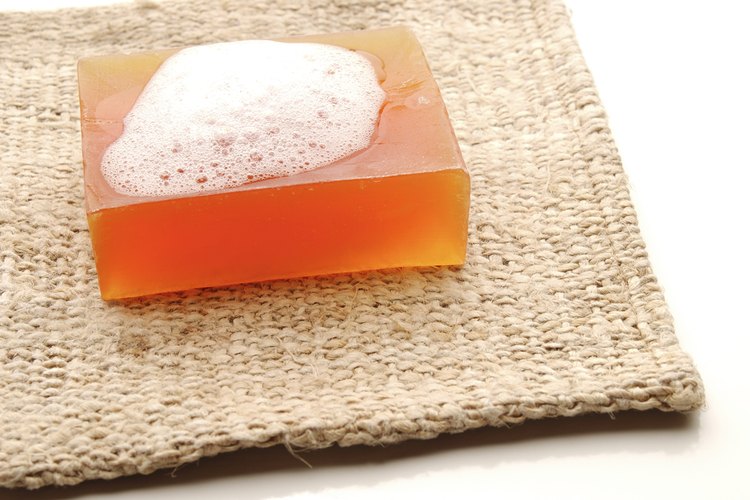 Usa jabón sin aroma para limpiar las bolsas de colostomía.