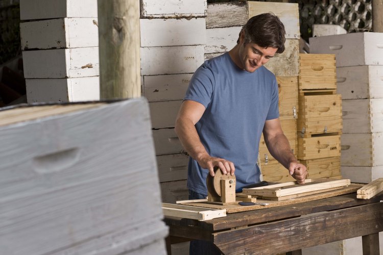 Puedes construir una caja de madera con herramientas del hogar.