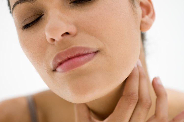 La mononucleosis causa inflamación en los nódulos linfáticos del cuello y detrás de las orejas.