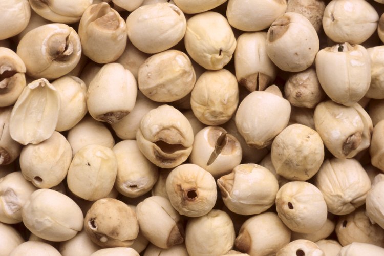 Una porción de una taza de garbanzos contiene 45 gramos, o 35 por ciento de los 130 gramos de carbohidratos recomendados por día para los adultos por el Instituto de Medicina.