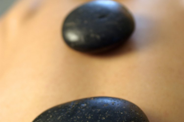 Prepara piedras calientes para un masaje relajante.