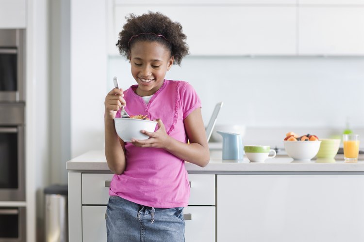 Adolescente comiendo.