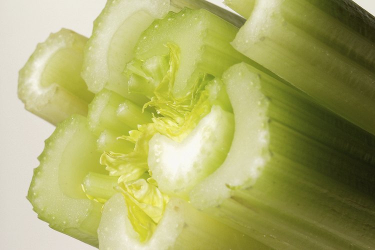 Haz jugo de apio fresco para una bebida rica en vitamina A.
