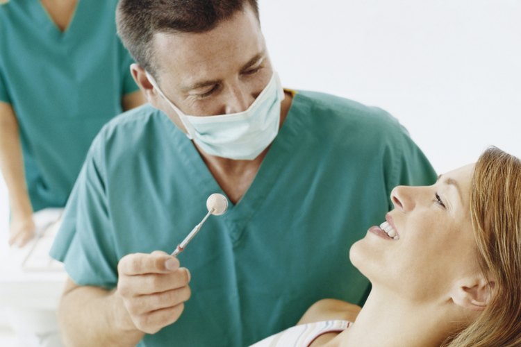 Si tu retenedor desarrolla un olor que no desaparece al limpiarlo, consulta a tu dentista para saber las causas y remedios.