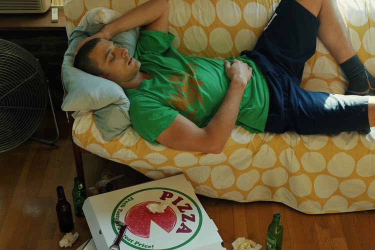 Dolor de cabeza y mareos son algunos de los síntomas de una resaca.