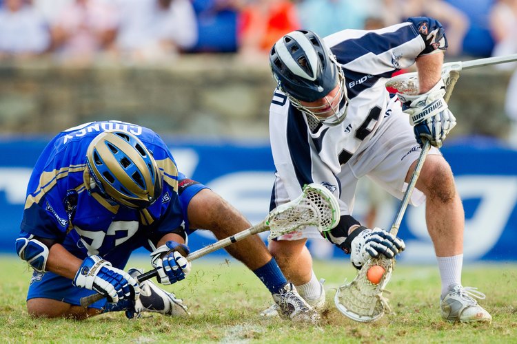 Ganar un mano a mano ayuda a tu equipo de lacrosse a controlar el balón.