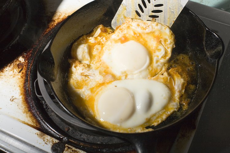 Cocinando huevos en la estufa.