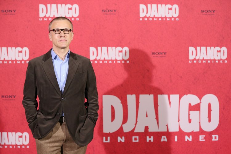 Christoph Waltz llevaba una camisa azul hielo abotonada con una chaqueta deportiva de color marrón oscuro en el estreno de su película en el 2013 en el Hotel Rome en Berlín, Alemania.