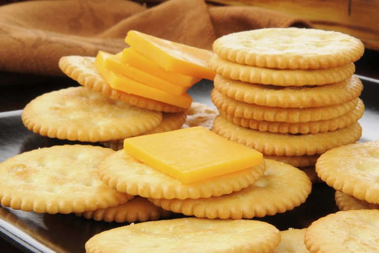El cheddar y queso suizo pueden ser bien tolerados por aquellos que son intolerantes a la lactosa.