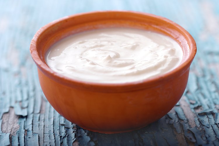 Yogur en un tazón de barro.