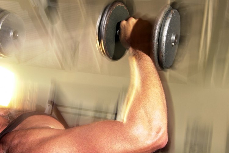 Un hombre delgado debe tomar medidas nutricionales y físicas para ganar volumen.