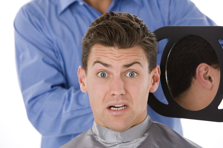 De cerca, las personas con cabello oscuro pueden ser capaces de distinguir una sombra o manchas oscuras en sus folículos pilosos.