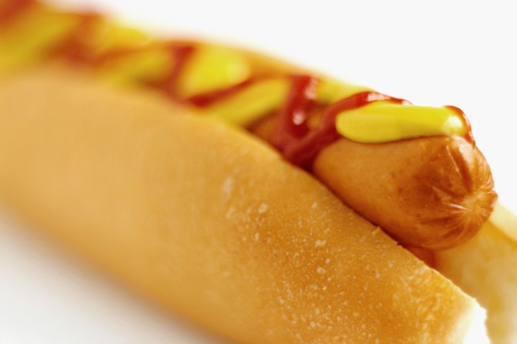 Catsup y mostaza en un hot dog.